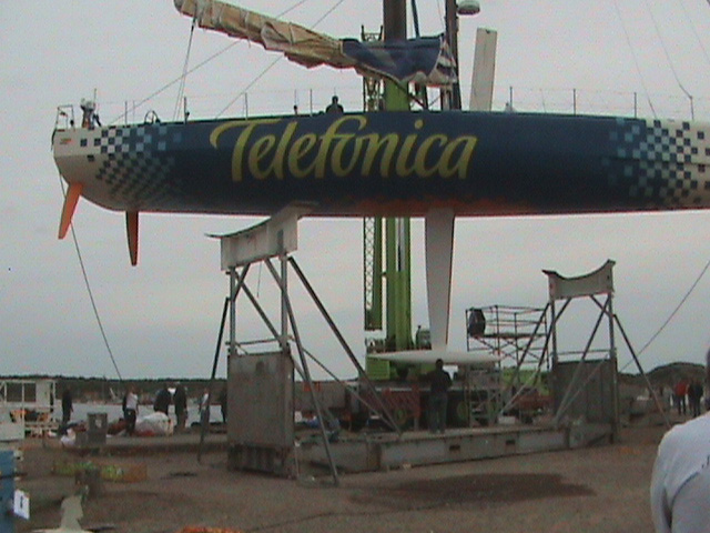 När Telefonica Blue gick på grund utanför Marstrand kom vårt stora kontaktnät till användning för att på rekordtid hjälpa teamet med att få fatt i allt material och all utrustning som behövdes för att laga skadorna. Våra anställda var också på plats och hjälpte till med reparationsarbetet.